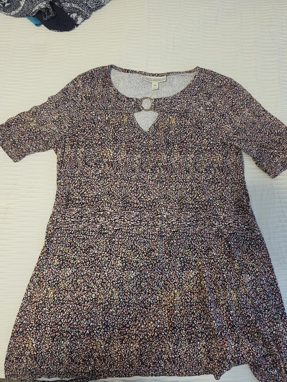 Dana Buchman Floral Print Short Sleeve Tunic Top Size M with Ring Detail